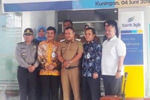 Plt Bupati KUningan berfoto bersama usai meresmikan Kantor Kas bank bjb cabang Kuningan.
